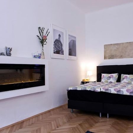 Prague Center Apartment With Fireplace Exteriör bild